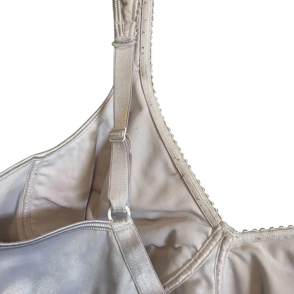Playtex Bundle of Two Wireless 18 Hour Comfort Strap Bras Size 42B